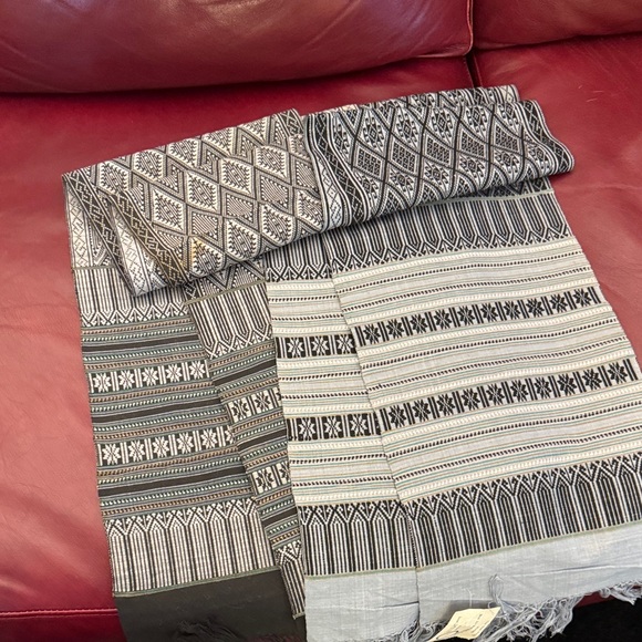 Intricate Patterned Table Runners - Picture 6 of 6